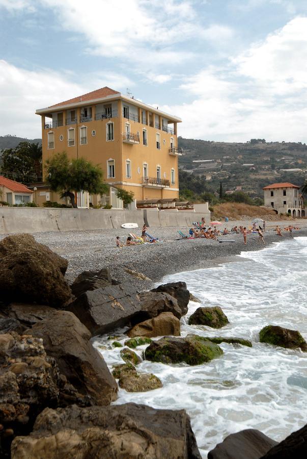 Holiday'S Beach Aparthotel Ventimiglia Exterior foto